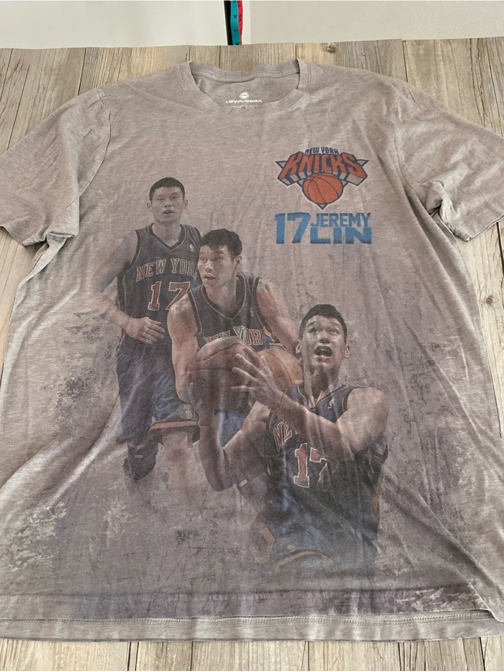 NBA New York Knicks Jeremy Lin 17 Graphic T-shirt Levelwear Men’s XL